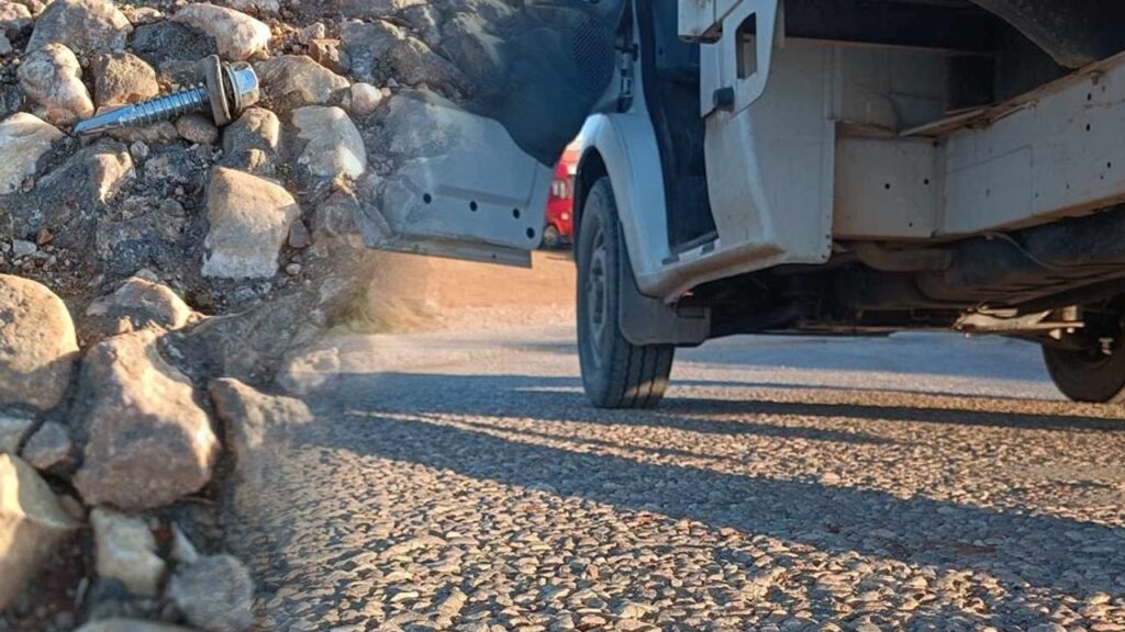 Serik’te yol terörü: Yollara dökülen vidalar lastik patlatıyor – Birlik Haber Ajansı