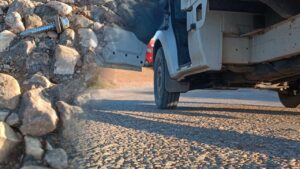 Serik’te yol terörü: Yollara dökülen vidalar lastik patlatıyor – Birlik Haber Ajansı