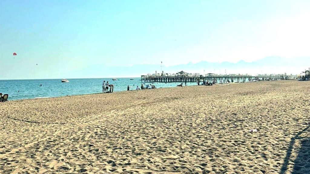 Antalya Aksu’da sahil temizliği çalışmaları sürüyor – Birlik Haber Ajansı