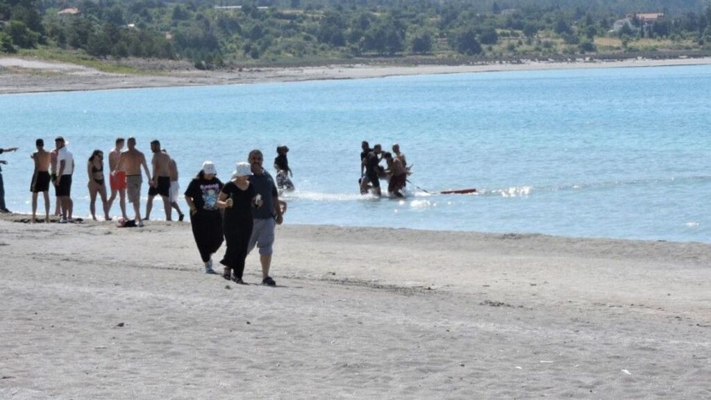 Salda Gölü’nde can pazarı: 17 yaşındaki genç kız ölümden döndü – Birlik Haber Ajansı