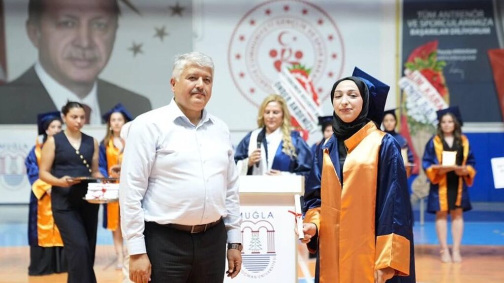 Seydikemer AK Parti İlçe Başkanı Ali Büklü, mezuniyet coşkusuna ortak oldu – Birlik Haber Ajansı