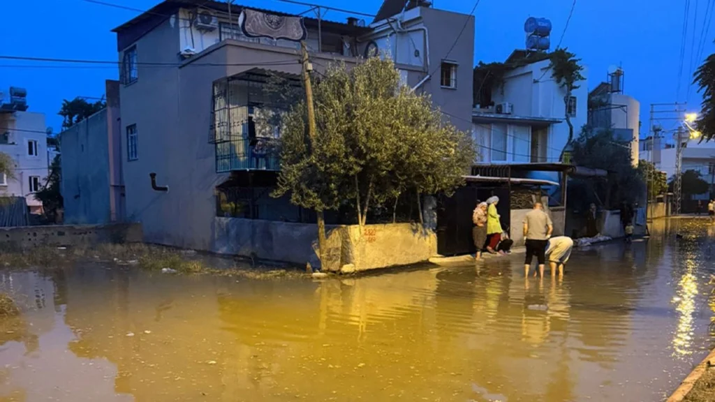 Adana’da içme suyu hattı patladı: 20 ev sular altında kaldı – Birlik Haber Ajansı