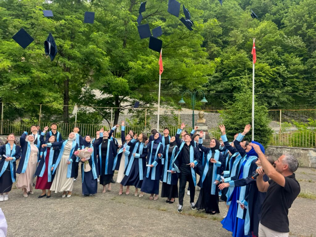 Şalpazarı Anadolu Lisesi 9. Mezunlarından 29 öğrenci kep fırlattı – Birlik Haber Ajansı