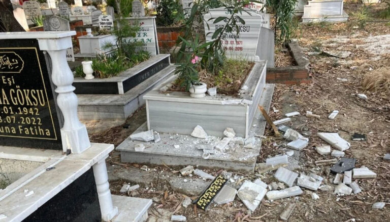 Antalya’da mezarlığa saldırı: 12 mezar taşı kırıldı – Birlik Haber Ajansı
