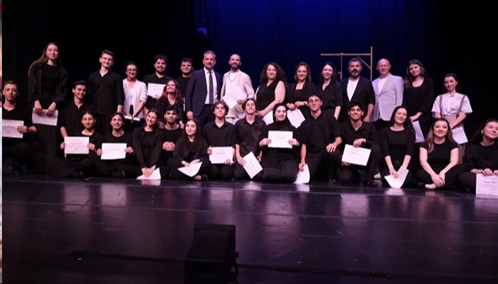 Bursa Devlet Tiyatrosu’nun kursiyerleri sahnede mezun oldu – Birlik Haber Ajansı