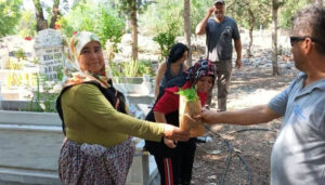 Arefe günü anlamlı jest: Antalya’da vatandaşa çiçek sürprizi – Birlik Haber Ajansı