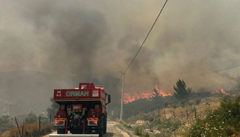 İzmir Karaburun’da yangın alarmı! Alevlerle mücadele sürüyor – Birlik Haber Ajansı