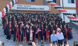 Beşikdüzü Anadolu Lisesi 15. mezunlarından 80 öğrenci kep fırlattı