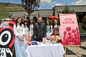 Kars’ta roman kahramanları canlandı: Vali Ziya Polat etkinliğe katıldı – Birlik Haber Ajansı