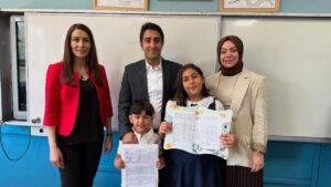 Sarıkamış Kaymakamı Enis Aslantatar öğrencilerin karne sevincine ortak oldu – Birlik Haber Ajansı