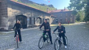 Kars Valisi Ziya Polat, Çocuklarıyla Bisiklet Turu Yaptı – Birlik Haber Ajansı