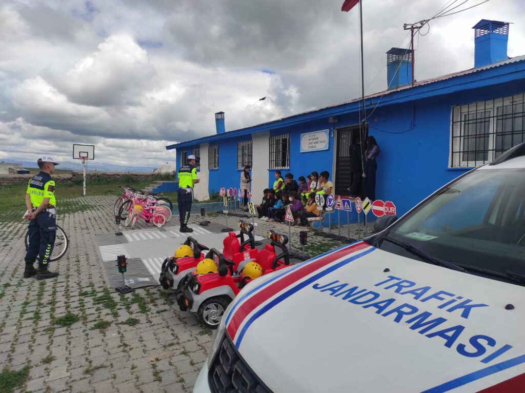 Kars’ta öğrencilere trafik eğitimi düzenlendi – Birlik Haber Ajansı