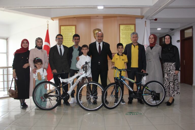 Karslı öğrencilerden büyük başarı: Bursluluk sınavında Türkiye birinciliği! – Birlik Haber Ajansı