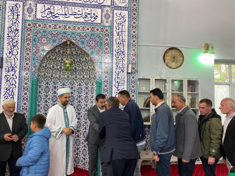 Kaymakam Muhammed Burak Akköz, Arpaçay halkıyla bayram namazında buluştu – Birlik Haber Ajansı