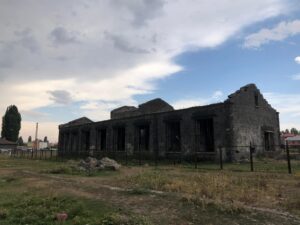 Tarihi Süt Fabrikası kaderine terk edildi: Mahalle sakinleri yetkililerden yardım bekliyor – Birlik Haber Ajansı