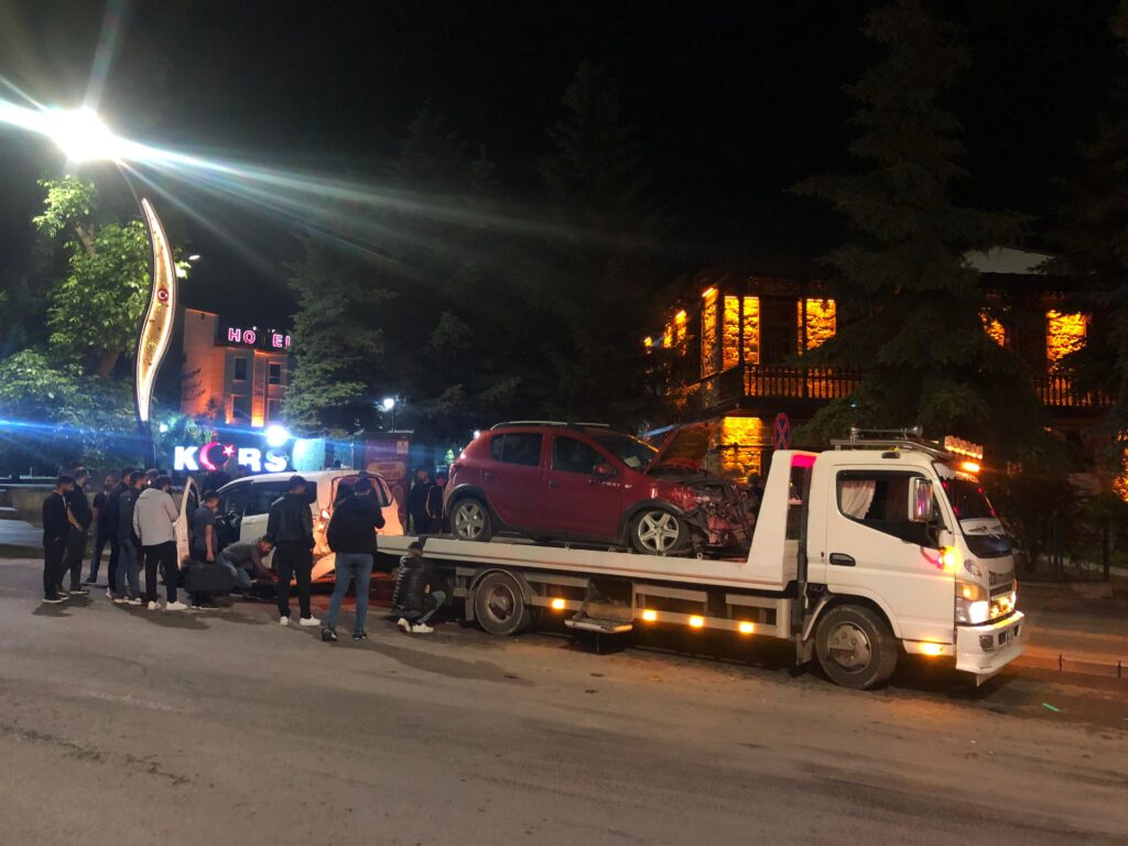 Kars’ta tehlikeli kavşakta bir kaza daha: Vatandaşlar yetkililere seslendi – Birlik Haber Ajansı