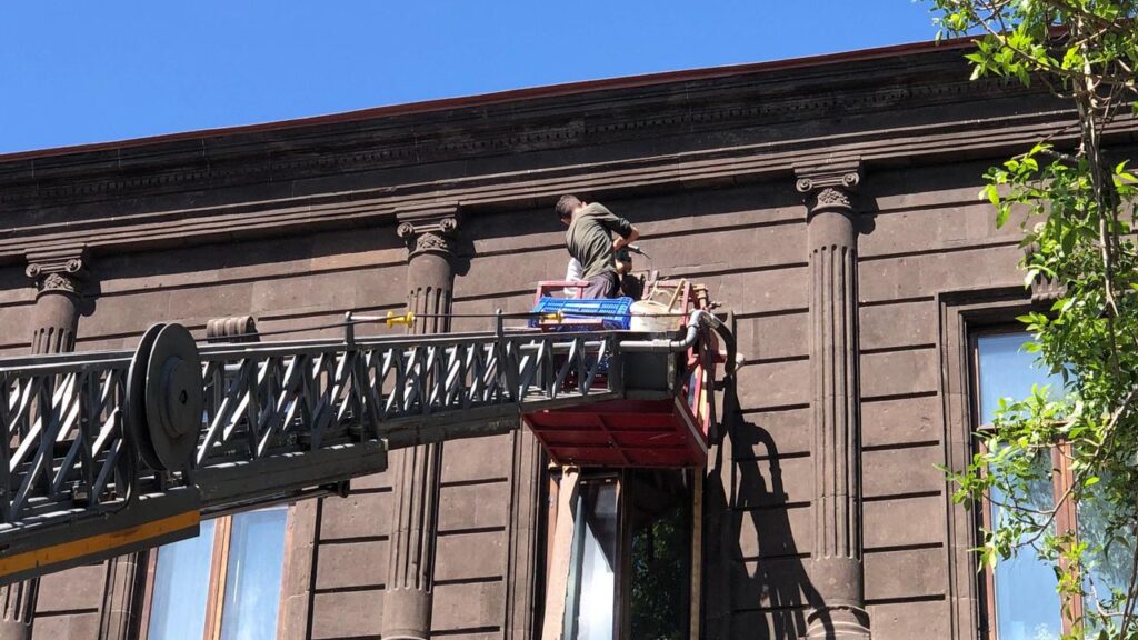 Kars’ta yapısal dökülmeler nedeniyle kapanan yaya yolu yeniden açıldı – Birlik Haber Ajansı