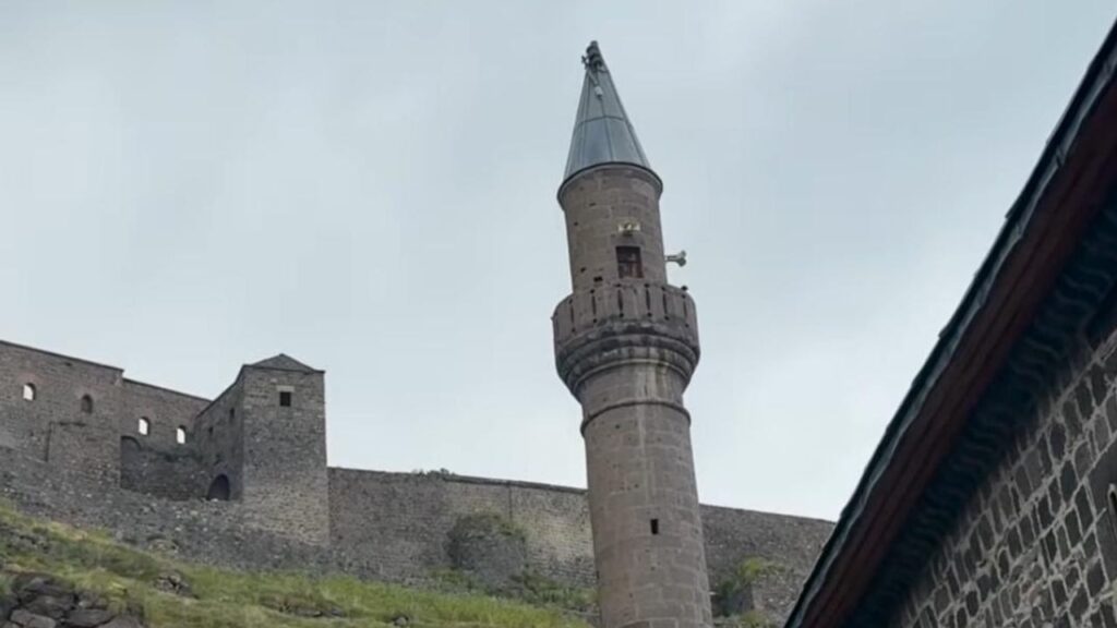Kars’taki Tarihi Vaiz Oğlu Camisi’nin Alem’i kırıldı, yetkililerden ilgi bekliyor – Birlik Haber Ajansı