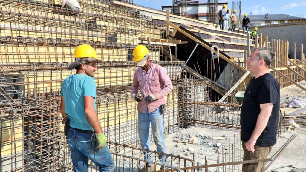 Kars Valisi Ziya Polat, Kapalı Spor Salonu inşaatında incelemelerde bulundu – Birlik Haber Ajansı