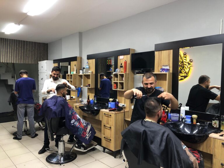 Kars’ta berberlerde bayram yoğunluğu: Randevusuz müşteri alınmıyor – Birlik Haber Ajansı