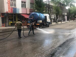 Kars’ta cadde ve sokaklar yüzey temizleyiciyle yıkanıyor – Birlik Haber Ajansı