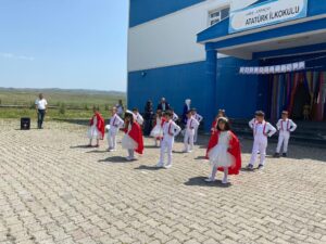 Arpaçay Atatürk İlkokulu’ndan renkli yıl sonu şenliği – Birlik Haber Ajansı