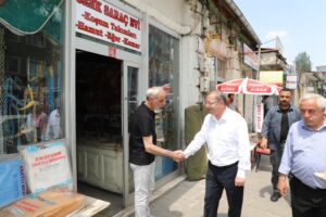 Kars Valisi Ziya Polat, Cuma namazını vatandaşlarla kirlikte kıldı, esnaf ve miniklerle sohbet etti – Birlik Haber Ajansı