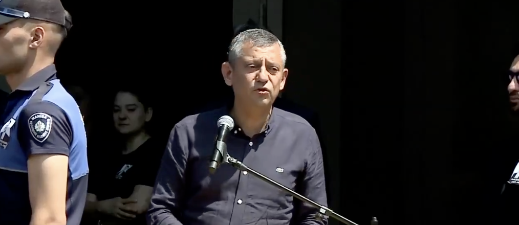 Ferdi Zeyrek'e veda: Özgür Özel gözyaşlarını tutamadı