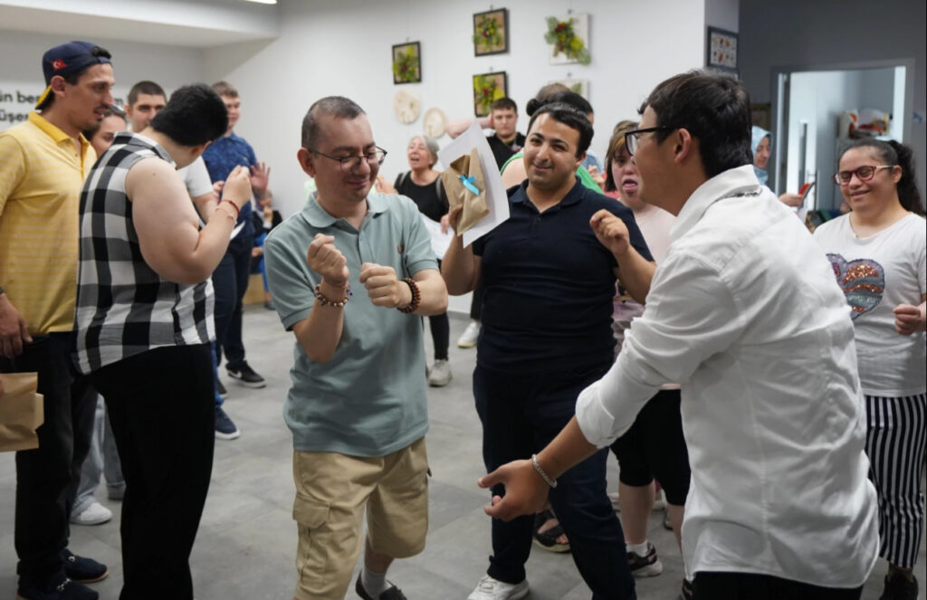 Engelsiz Yaşam Merkezi’nde karne heyecanı – Birlik Haber Ajansı