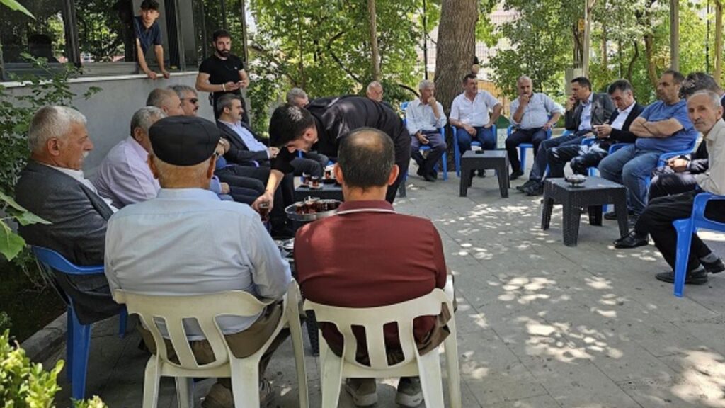 Çukurca’da gençler arasındaki gerginlik barışla sonuçlandı – Birlik Haber Ajansı