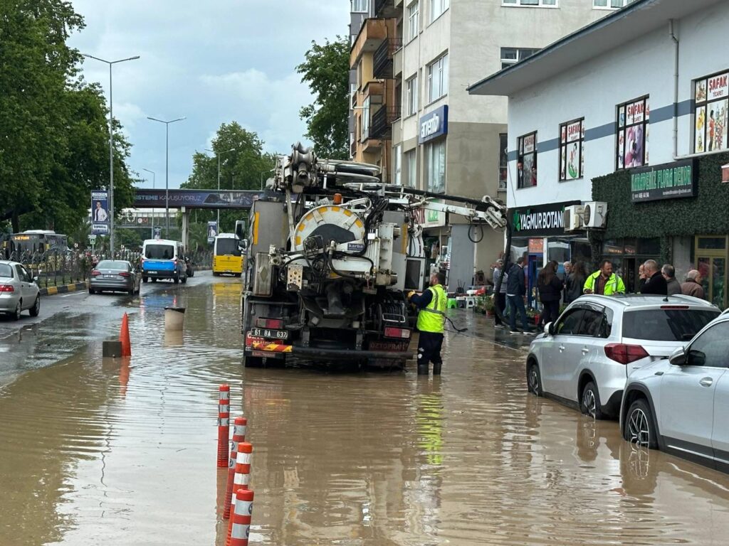 Trabzon Büyükşehir Belediyesi ekipleri su taşkınları nedeniyle seferber oldu – Birlik Haber Ajansı