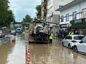 Trabzon Büyükşehir Belediyesi ekipleri su taşkınları nedeniyle seferber oldu – Birlik Haber Ajansı