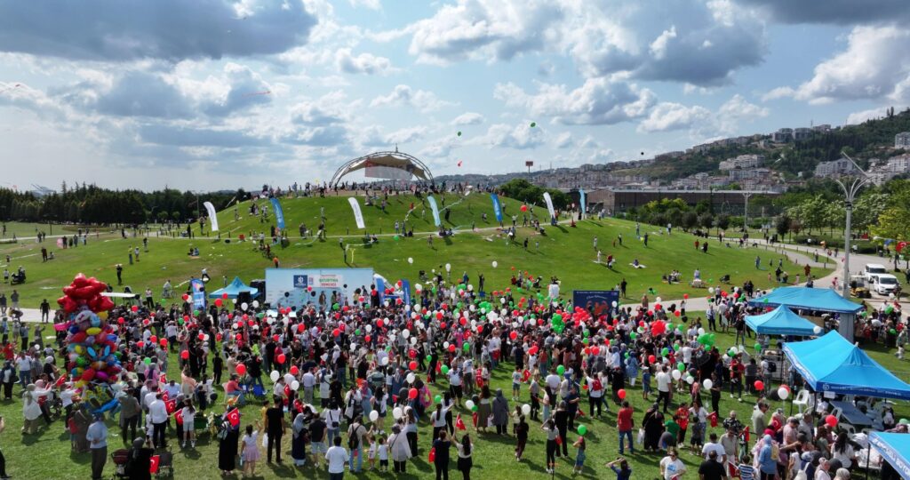 Kocaeli’de uçurtmalar gökyüzünü, sevgi yürekleri sardı – Birlik Haber Ajansı