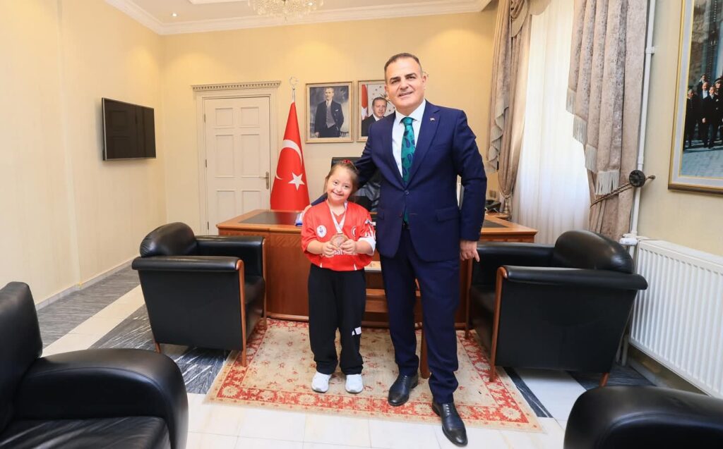 Down sendromlu milli sporcudan Vali Akbıyık’a ziyaret – Birlik Haber Ajansı