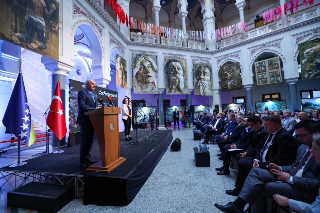 Srebrenitsa Soykırımı’nın 30. Yılında Anlamlı Sergi: “Yer Altında” – Birlik Haber Ajansı