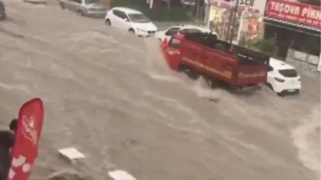 Ankara sağanak yağışa teslim oldu: Alt geçitleri sel bastı, çatılar uçtu – Birlik Haber Ajansı