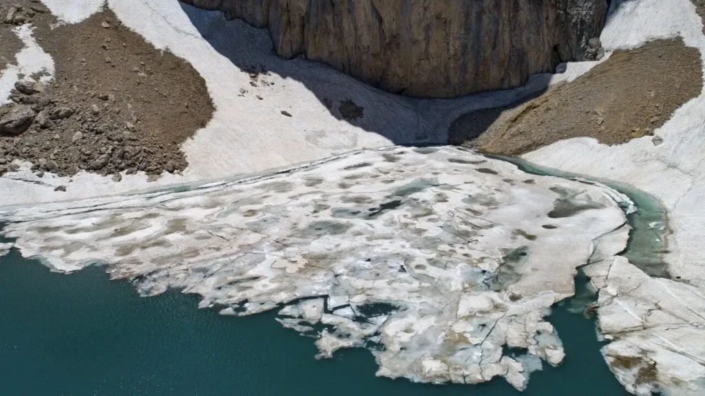 İlkbahar ve kış manzaraları bir arada: Buyer Gölü! – Birlik Haber Ajansı
