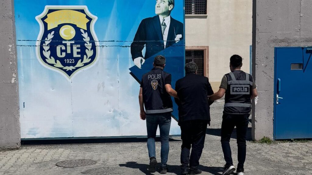 Kars’ta akrabasını öldürme suçundan hapis cezası bulunan hükümlü yakalandı – Birlik Haber Ajansı