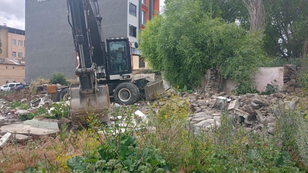 Kars Belediyesi’nden şehir estetiğine katkı: Metruk yapıların yıkımı sürüyor – Birlik Haber Ajansı