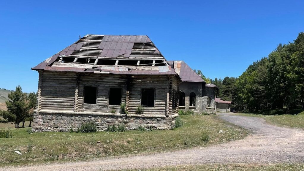 Tarihi Katarina Köşkü sahipsiz kaldı: Definecilerin ve hayvanların barınağına dönüştü – Birlik Haber Ajansı