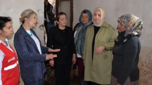 Kars Milletvekili Adem Çalkın’ın eşi Aydan Çalkın’dan sel mağduru kadınlara moral ziyareti – Birlik Haber Ajansı