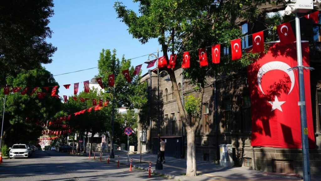 Kars’ta cadde ve sokaklar ay yıldızlı bayraklarla donatıldı: “Zaferin adı Türkiye” – Birlik Haber Ajansı