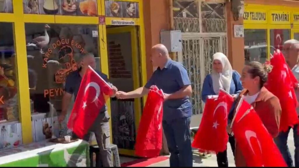 AK Parti Kars İl Teşkilatı’ndan 15 Temmuz’a özel bayrak dağıtımı – Birlik Haber Ajansı