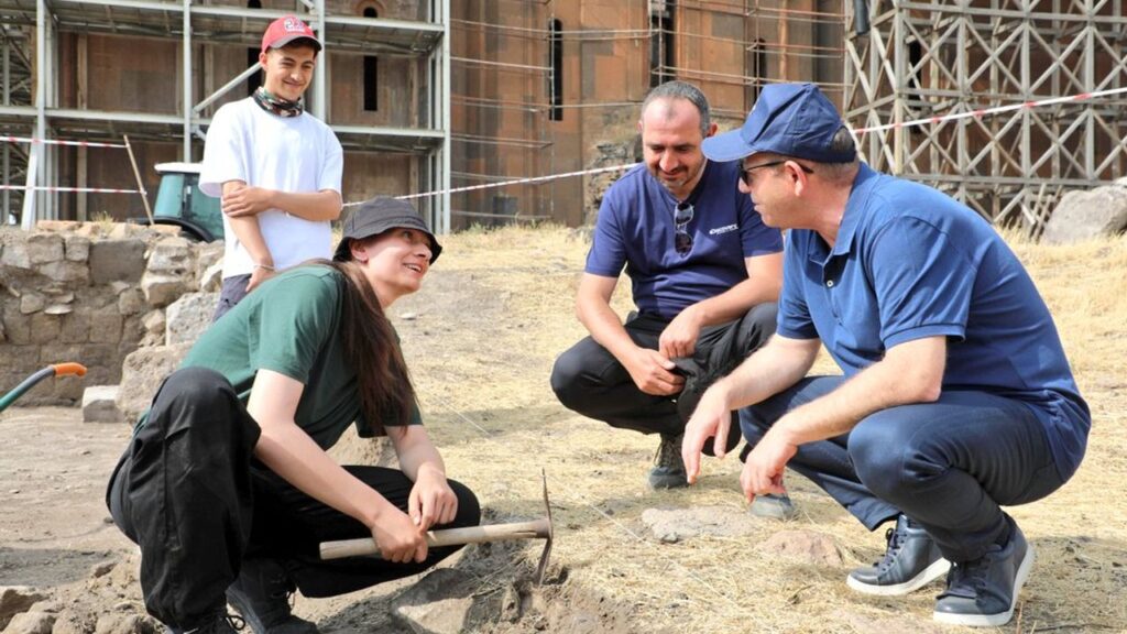 Kars Valisi Ziya Polat, Ani Örenyeri’ndeki kazı çalışmalarını yerinde inceledi – Birlik Haber Ajansı
