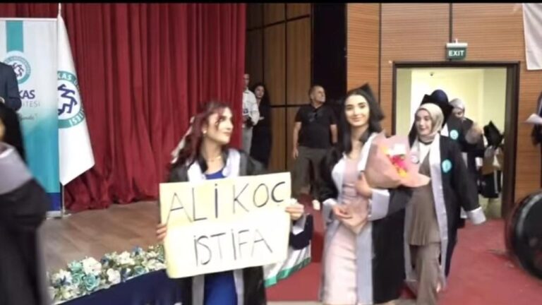 Kars Kafkas Üniversitesi mezuniyet töreninde “Ali Koç İstifa” pankartı dikkat çekti – Birlik Haber Ajansı