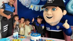 Minik Çınar’a polislerden sürpriz doğum günü kutlaması – Birlik Haber Ajansı
