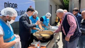 Digor’da Muharrem Ayı dolayısıyla Kaymakam Ahmed Tayyib Kahraman, aşure dağıttı – Birlik Haber Ajansı
