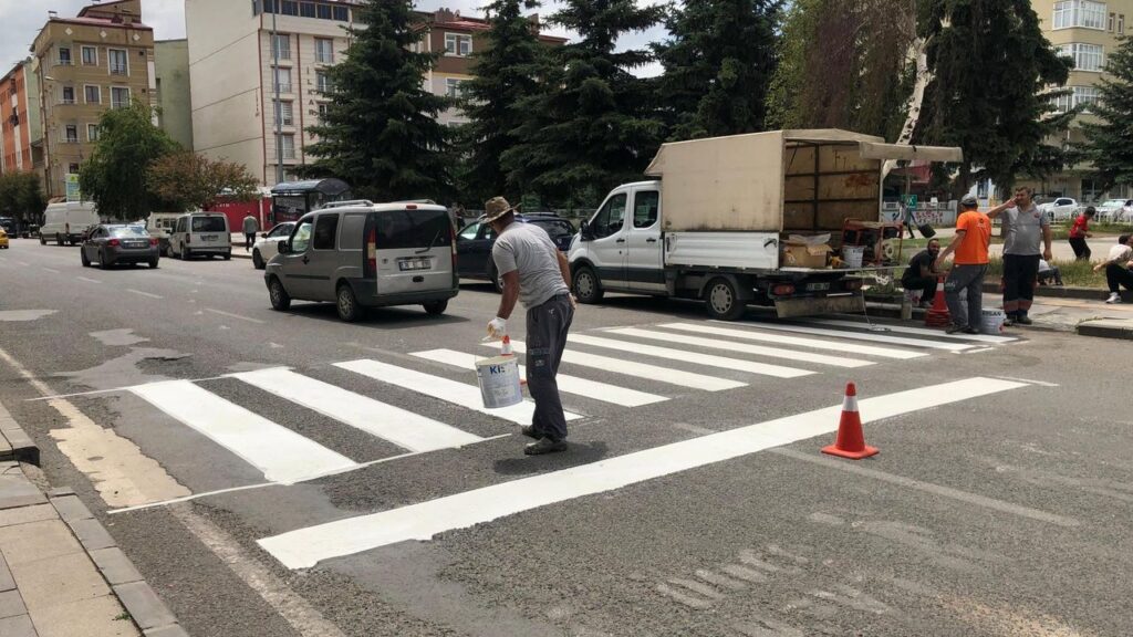 Kars’ta karayolları yaya geçitlerini yeniliyor – Birlik Haber Ajansı
