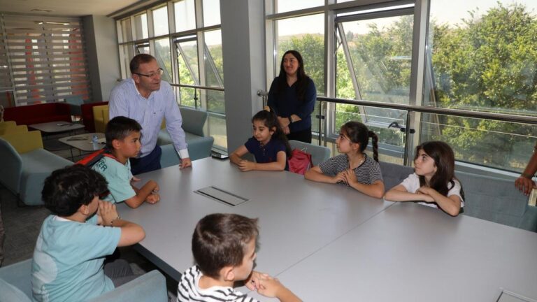 Kars Valisi Ziya Polat, Gençlik Merkezi’nde gençlerle buluştu – Birlik Haber Ajansı
