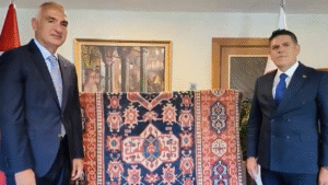 Beş asırlık Uşak halısı 30 yıl sonra doğduğu topraklara döndü – Birlik Haber Ajansı